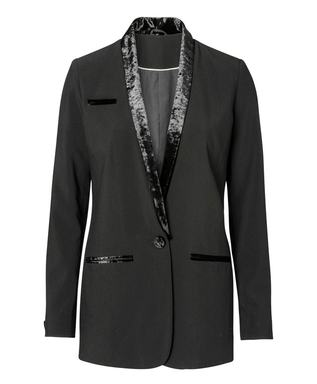 Ha este vetnéd be az új, csipkés ruhádat, mert mondjuk színházba mész, cseréld a bőrdzsekit erre a gyönyörű, szmokingszerű blézerre. C&A 11990 Ft