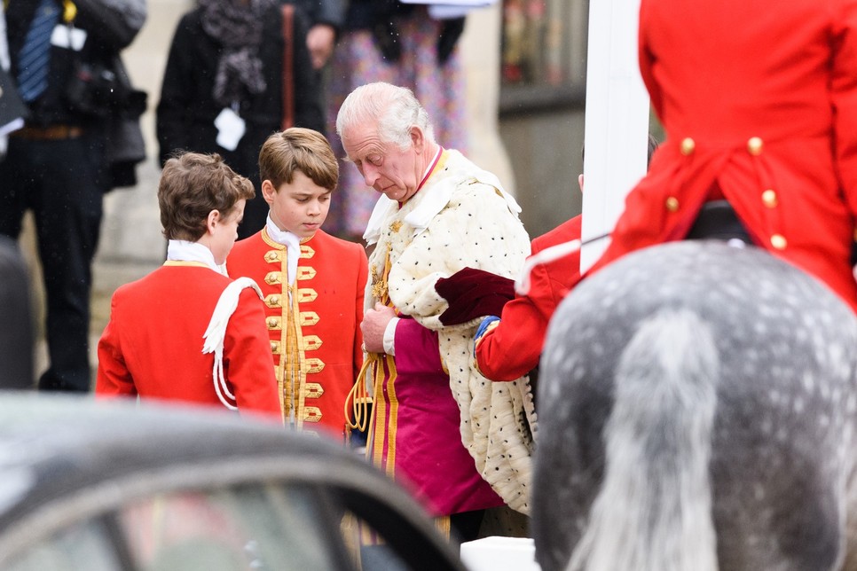 György herceg és Károly király együtt - a jelen és a jövő uralkodói egy fotón. Néhány évtized, és György herceg maga is átesik ezen a szertartáson