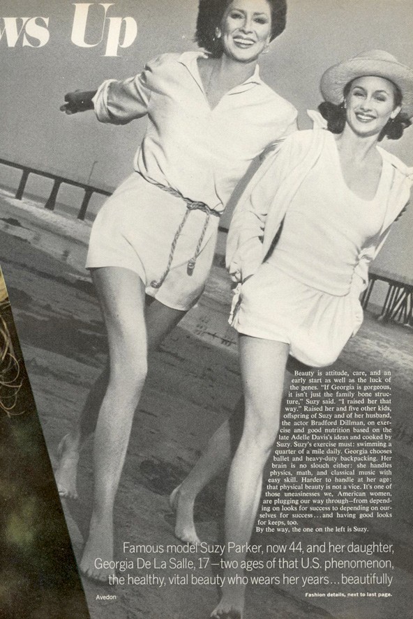 1977-ben Suzy Parker az akkor 17 éves lányával, Georgia-val Richard Avedon kamerája előtt.