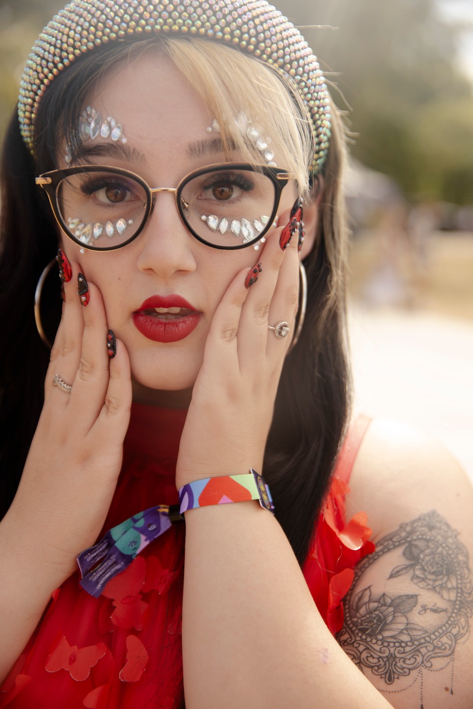 Sümegi Liliana (Magyarország, egyetemista) Ruha és öv: SHEIN, Szemüveg: LISA SIRANI, Fülbevaló és gyűrű: PANDORA, Hajráf: BIJOU BRIGITTE, Tornacipő: FILA