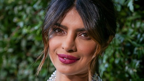 Priyanka Chopra megmutatja, hogyan öltözz fehérbe tetőtől talpig, anélkül, hogy hóembernek néznél ki