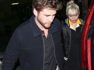 Nézd, hogy fogja Miley Cyrus Liam Hemsworth karját! Mi ez, ha nem szerelem?