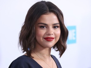Selena Gomez gyönyörű volt és mosolygós a gálán