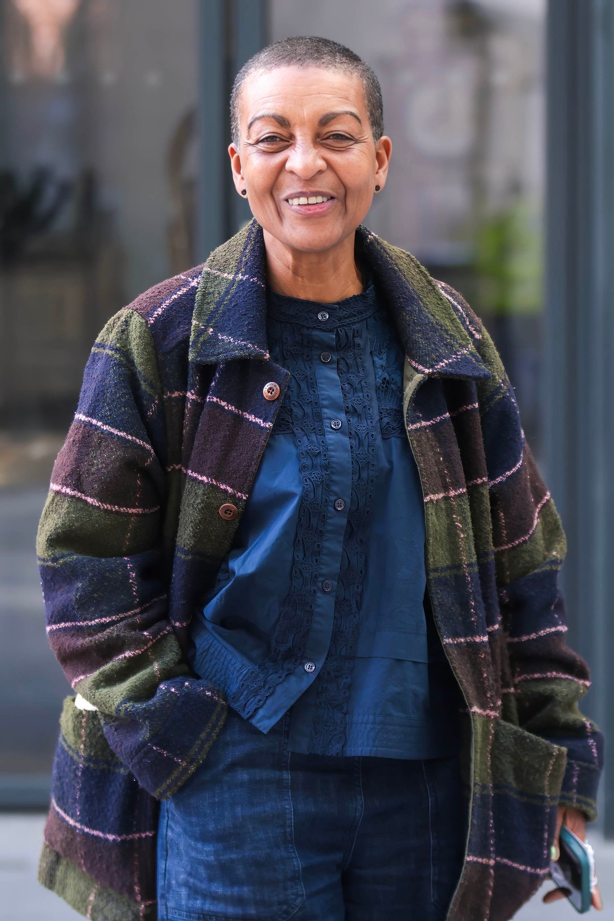 Mosolyogva lépett ki a BBC New Broadcasting House épületéből Adjoa Andoh 2025. április 6-án Londonban. A színésznő a Bridgerton rajongói számára Lady Danburyként vált ismertté, a sorozatban ő az egyik legélesebb eszű és legbefolyásosabb társasági szereplő. A hétköznapokban azonban sokkal visszafogottabb stílust képvisel: a fotón egy kényelmes, mintás kabátban és sötétkék ruhában látható.