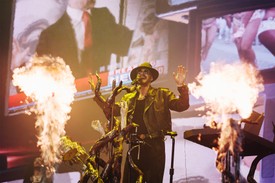 Például lángokból sem volt hiány