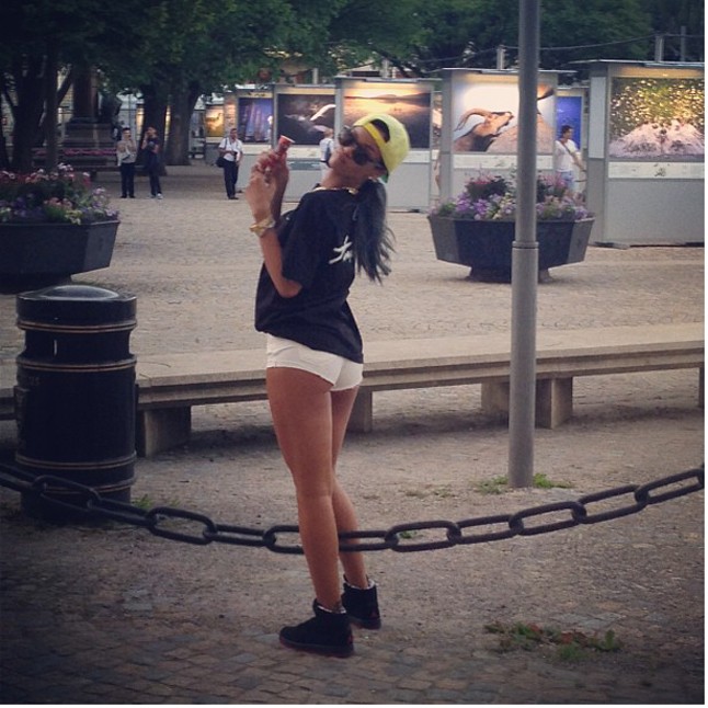 Rihanna büszkén mutogatja fenekét, ha már végre sikerült 10 percig úgy kimennie, hogy ne fotózza le senki.