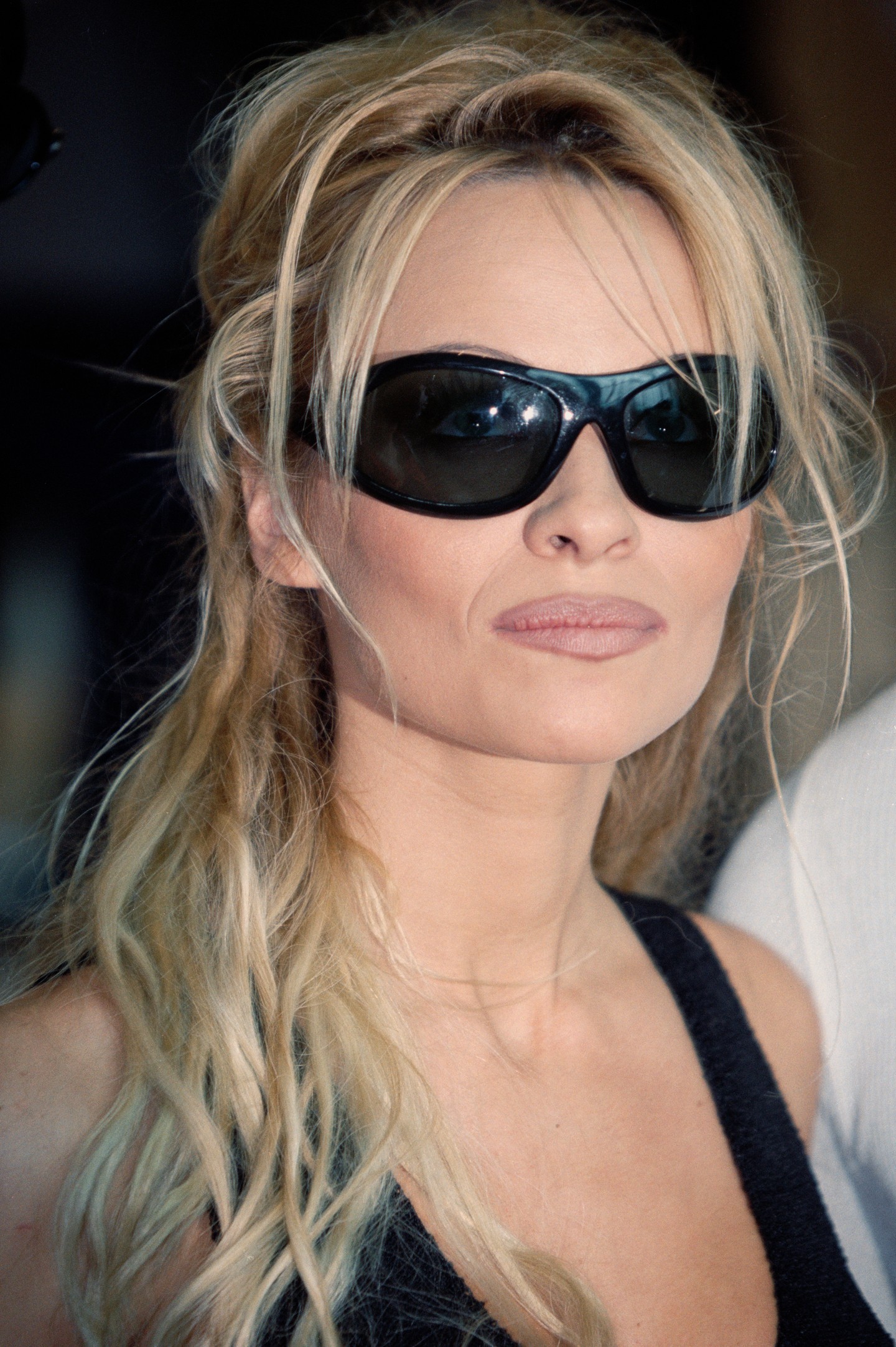 Ikrek - Pamela Anderson - Ha valaki megtestesíti az Ikrek aszcendens szeszélyes, kíváncsi és játékos energiáját, az Pamela Anderson a maga minden korszakában – legyen szó a Baywatch hullámoktól kócolt frizuráiról vagy a '90-es évek bohém feltűzéséről. Az Ikrek aszcendensűek hajstílusa sosem lehet unalmas: számukra a frizura nem más, mint egy eszköz az önkifejezésre. Egy laza shag vagy egy aszimmetrikus bob tökéletes alap, hogy mindig máshogy hordják. A függöny frufru pedig már-már kötelező – játékos, mégis keretezi az arcot. Styling terén pedig biztosan szóba jöhet a félig feltűzött konty, a laza fonás vagy a retró csatok – náluk a haj mindig él, változik és kommunikálja az aznapi énjüket.