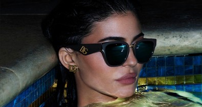 Ez valami észbontó: Kylie Jenner csipkeruhában úszkál a Dolce&Gabbana legújabb kampányfilmjében