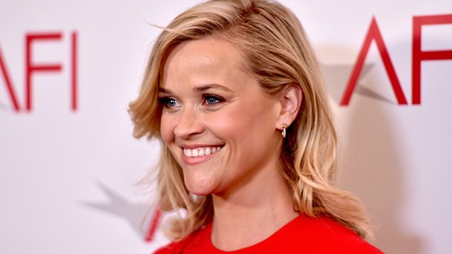 Reese Witherspoon szuperlaza szettben szeli Hollywood utcáit