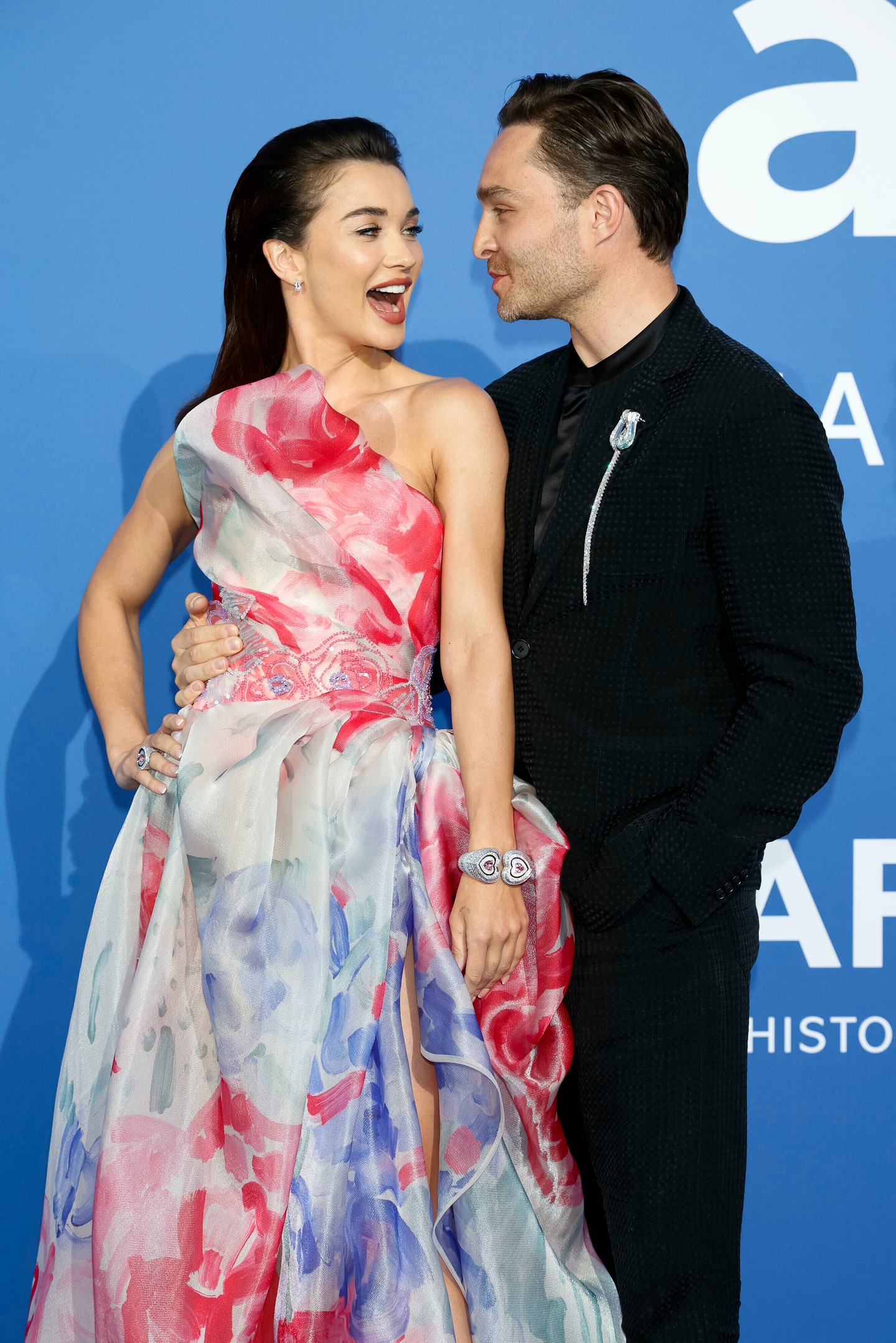 Ed Westwick és jelenlegi szerelme, Amy Jackson a 76. Cannes-i Filmfesztiválon 2023-ban. 