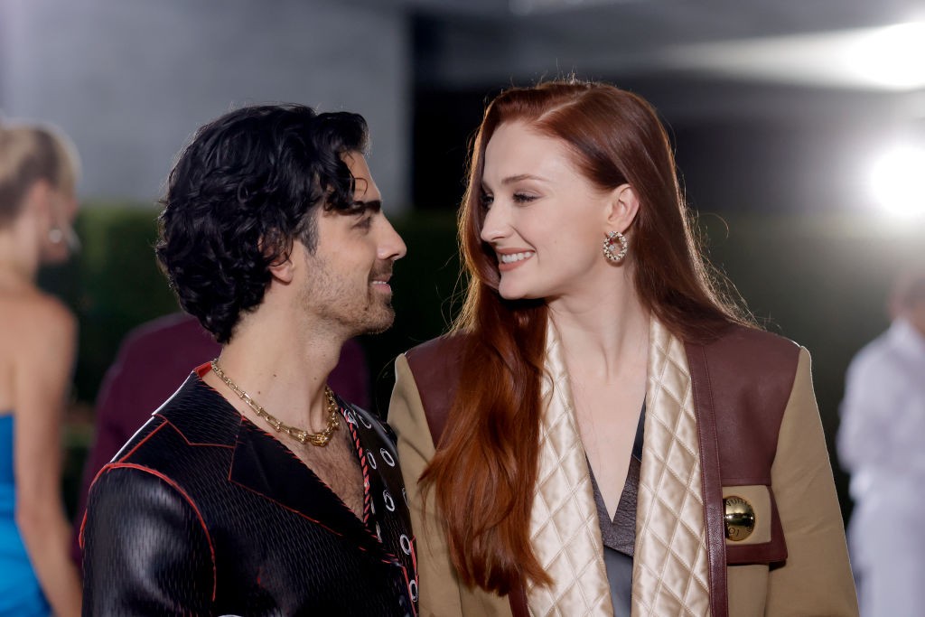 Joe Jonas és Sophie Turner ragyognak a boldogságtól, 2022-ben.