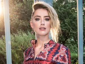Amber Heard felvette ezt a csizmát, és vagányabbat még nem láttunk