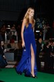 A tokiói filmfesztivák megnyitóján hosszú kék selyemestélyiben.