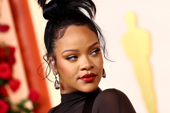 Nincs felszabadítóbb Rihanna vörös szőnyeges megjelenésénél a 2023-as Oscar-gálán