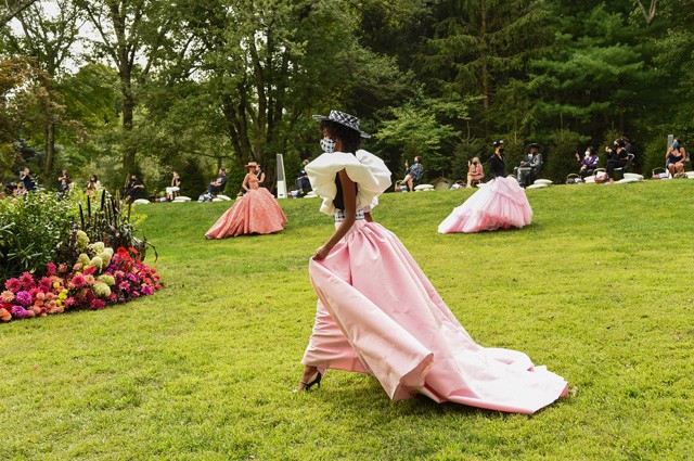 New York-i divathét: medencében áztatott modell és a ruhákat is túlragyogó maszkok a hátsó kertben