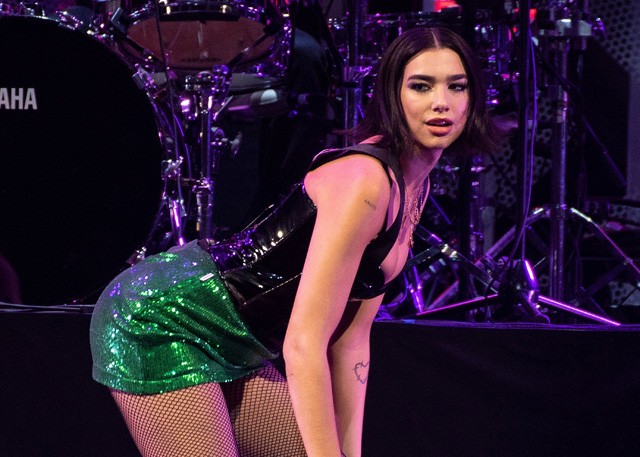 Dua Lipa miniszoknyában