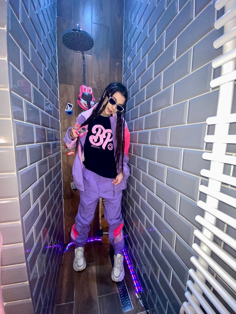    Sisi ma stúdiózni megy