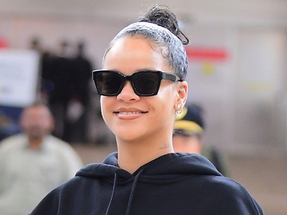 Rihanna landolt New Yorkban és a világ legkisebb táskáját hozta csak magával