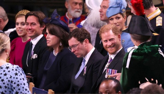 Fotók: Harry herceg lazán, szemtelenül boldogan, mosolyogva, érkezett a koronázásra