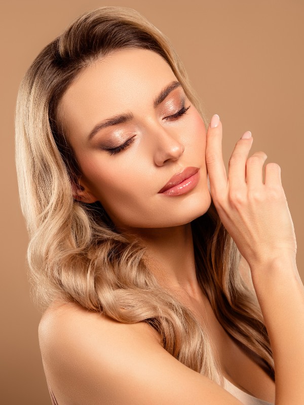 A finom szemceruza és szájkontúr mesésen mutat, érdemes kerülni az éles, előnytelen kontúrokat és színeket arcunk ezen területein