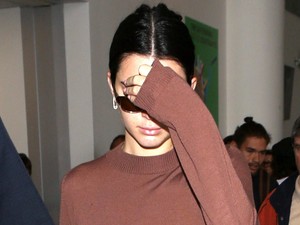 Kendall Jenner se visel melltartó, és persze, hogy villant