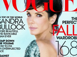 Parókában mutat meztelen hátat Sandra Bullock
