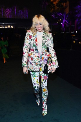 Miley Cyrus 2021-ben, a LACMA Art + Film Gala vörös szőnyegén
