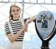 Millicent Simmonds 2020-ban az Empire State Building tetején. Ekkor 17 éves volt. 