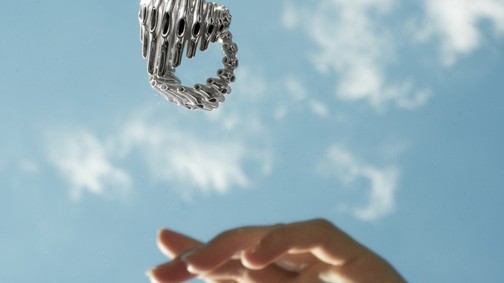 Digitális tárgyalkotás és klasszikus kézi fém kidolgozás – Kiss Balázst ékszereiről kérdeztük