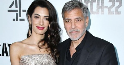Amal Clooney egy fehér ruhában szexizik George Clooney mellett Velence kikötőjében