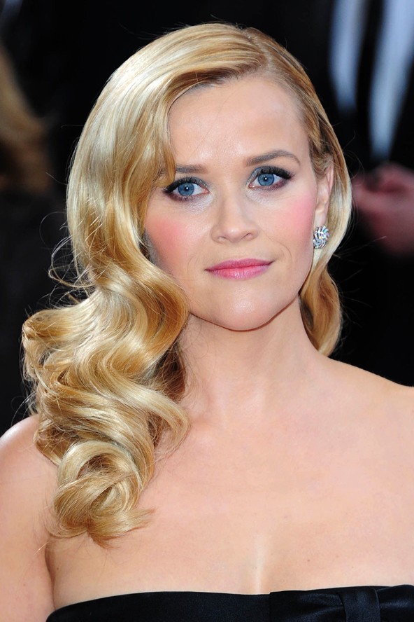 Nincs olyan Oscar gála, ahol valaki ne viselne oldalra fésült, vizes hullámokat a hollywoodi aranykorszakot idézve. Tavaly ez Reese Witherspoon volt.