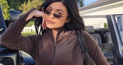 Két hónappal a szülés után Kylie Jenner neonrózsaszín hajjal vadul a fesztiválon!