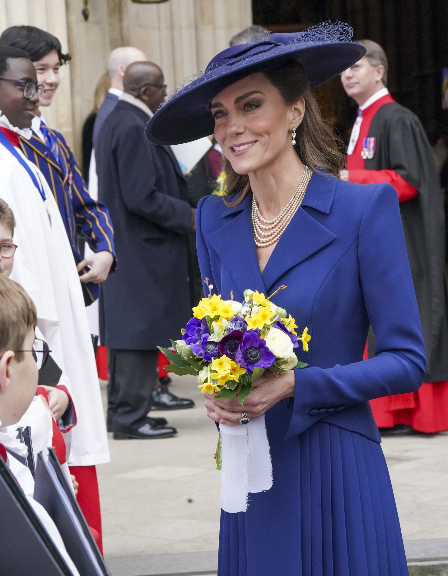A 2026-os nemzetközösségi ünnepségen (Commonwealth Day) Katalin hercegné egy rendkívül határozott, hangsúlyos válltömésekkel ellátott kosztümben jelent meg. Ennek a választásnak valószínűleg a klasszikus „power dressing” állt a hátterében, melynek célja, hogy magabiztosságot, erőt és stabilitást sugározzon a külvilág felé. A határozott sziluett továbbá a vezetői szerepre való felkészültség szimbóluma is - és mivel Katalin már a királynéi szerepre készül, valószínűleg egyre gyakrabban láthatjuk majd hasonlóan strukturált outfitekben.  