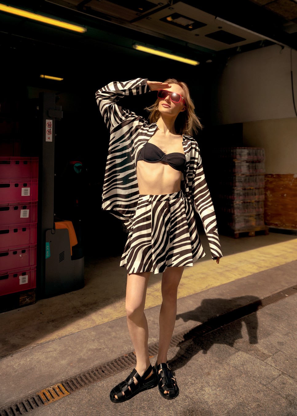 Ing és sort COS 28 000 Ft, 21 000 Ft | Bikinifelső OYSHO 6995 Ft | Napszemüveg VERSACE– Optic World 79 000 Ft | Szandál ZARA 25 995 Ft