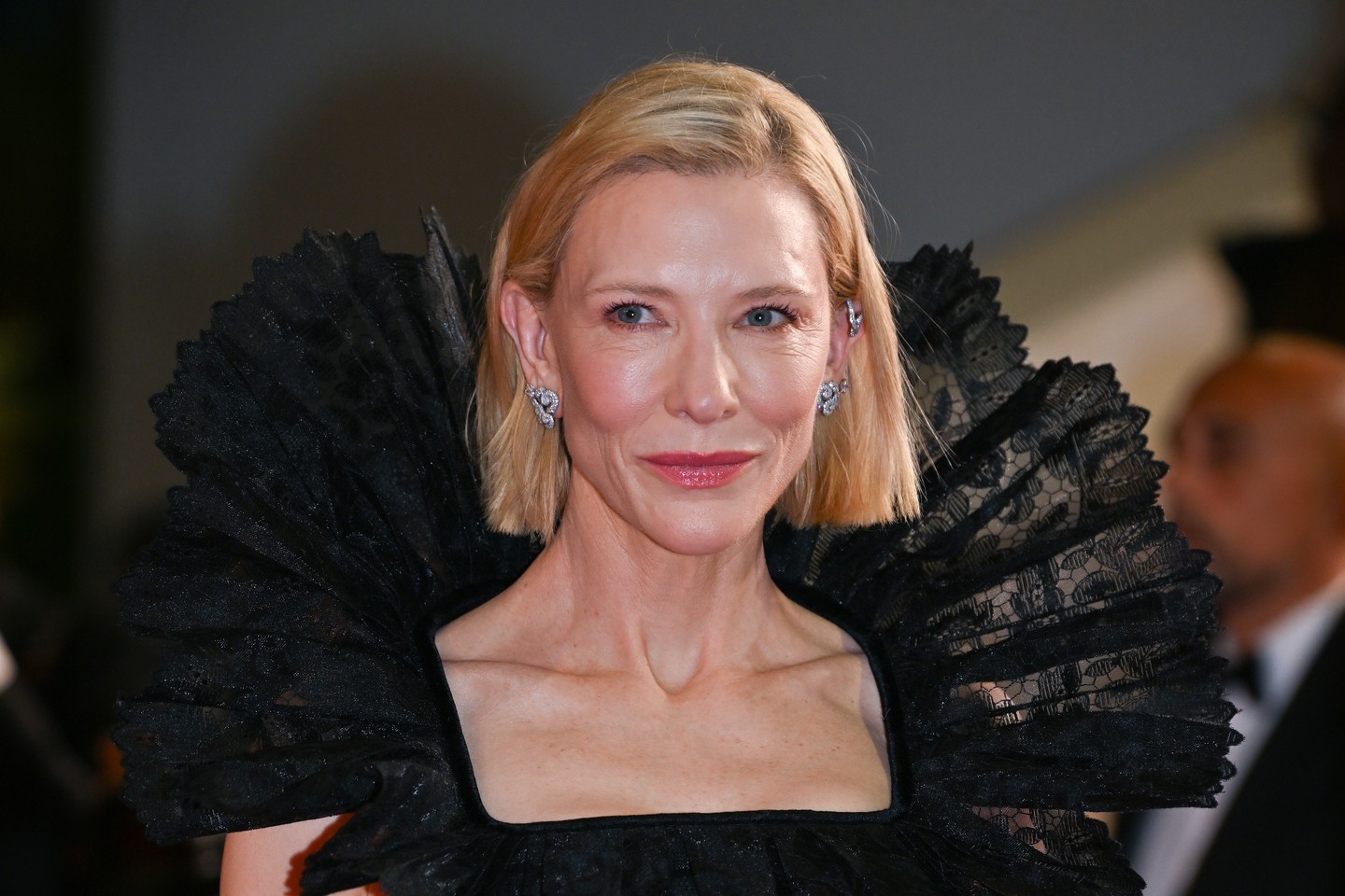 A bob frizurák idén is abszolút uralkodnak, különösen az 50 feletti nők körében. A legnépszerűbb verzió kétségkívül a Cate Blanchett által is viselt tömör bob, amelynek lényege az éles, tűpontosan egyenesre vágott hajvég. Ez a modern és letisztult fazon dúsabb hatást kölcsönöz a vékony szálú hajnak. Tipp: A tökéletesen sima, tükörfényes hatás eléréséhez beszárítás előtt mindig használj hővédő krémet, majd körkefével szárítsd egyenesre a tincseket. A hajvégeknél egyetlen mozdulattal vasald át, és ha szeretnél egy kis csavart, enyhén kunkorítsd kifelé a végeket!