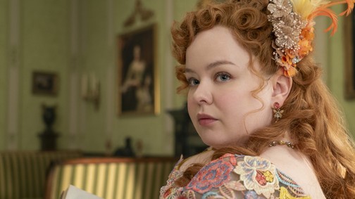 Elsöprő magyar siker! A Bridgerton színésznője magyar tervező ruhájában pózol