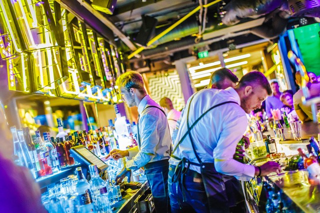 Sárgára festi az éjszakádat a legújabb budapesti klub