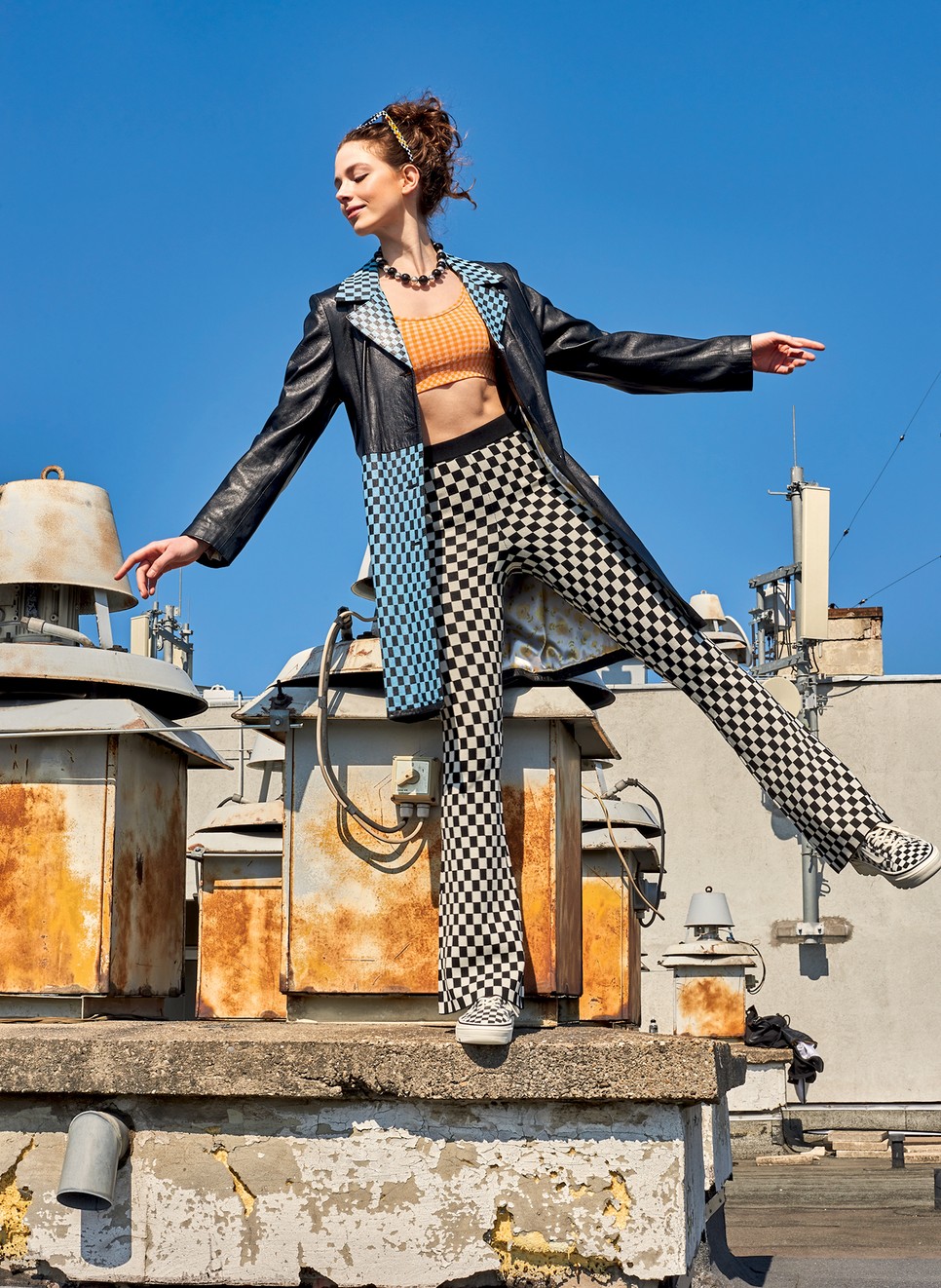 Kézzel festett, újrahasznosított bőrkabát SECONDLAND – Spark Le Monde 179 990 Ft | Kötött nadrág BAUM UND PFERDGARTEN – Spark Le Monde 79 990 Ft | Ónix és ezüst gyöngysor NILE ATELIER nileatelier.com | Napszemüveg és tornacipő VANS 5990 Ft, 31 990 Ft