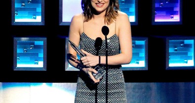 ˝Úgyis már mindenki látta itt a mellem˝ - Dakota Johnson poénkodott a People´s Choice díjátadón
