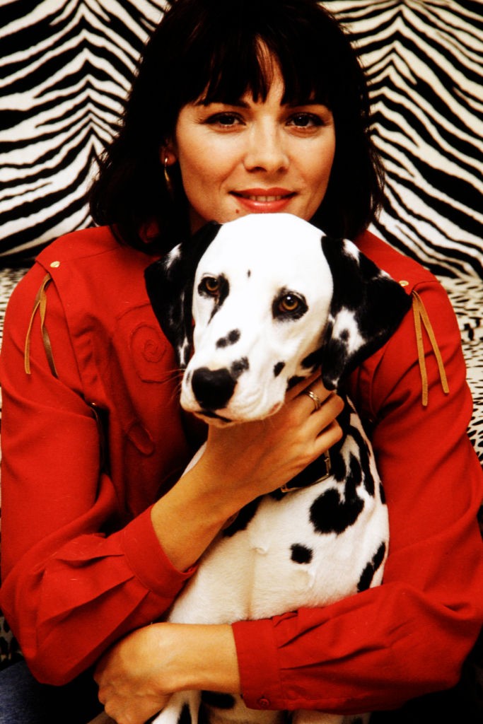 Kim Cattrall 1990-ben, amint dalmata kutyusával pózol egy fotózáson. Első látásra alig ismertünk rá! 