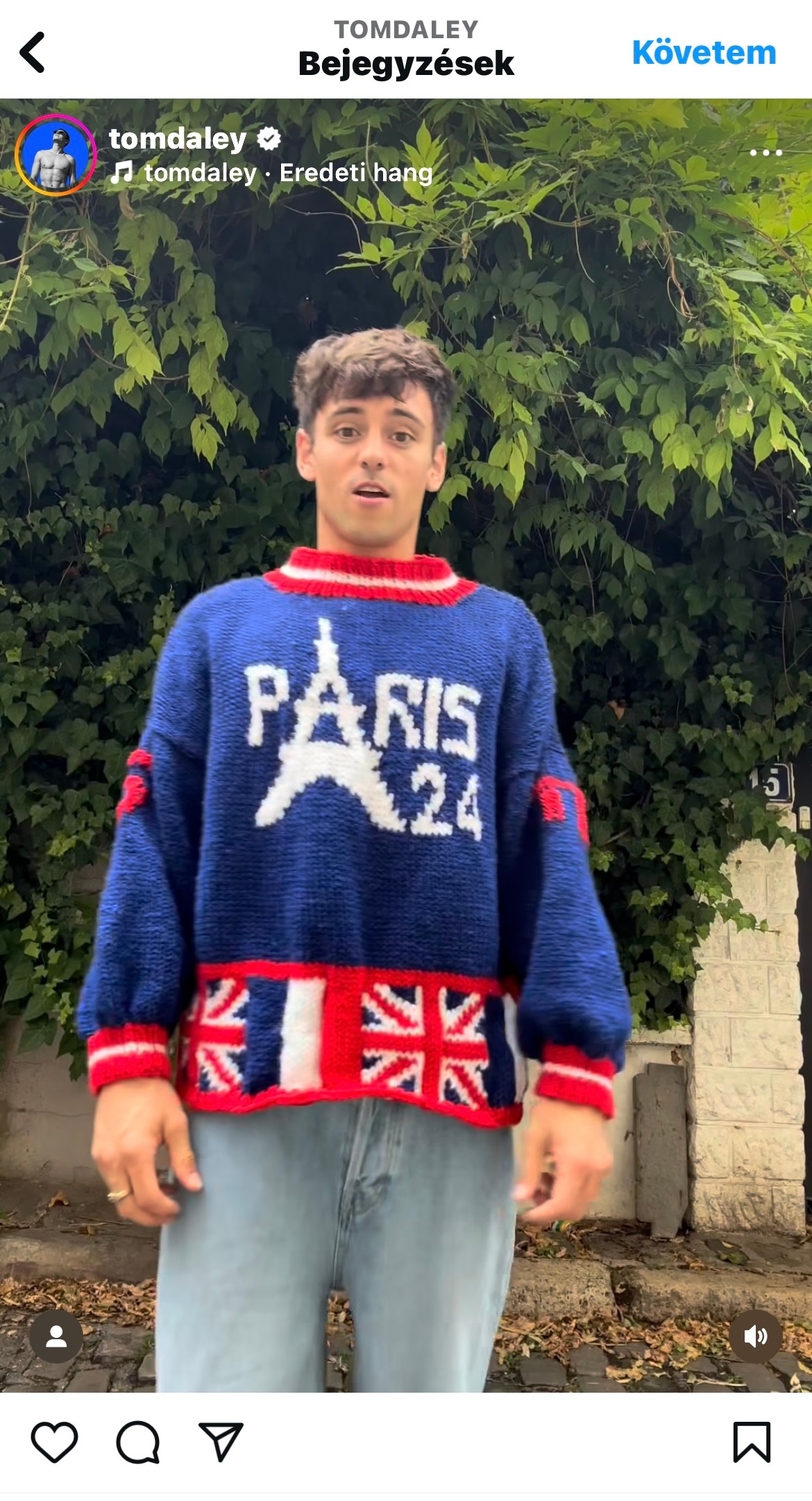 Kedvenc olimpiai ruhadarab? Tom Daley kézzel kötött pulóvere egyértelműen az. A műugró már 3 évvel ezelőtt elkezdte a kötés népszerűsítését, amikor a lelátón azzal ütötte el az idejét, hogy különböző ruhadarabokat alkotott. Idén is készült egy pulóver, kifejezetten a párizsi olimpiára tervezve. 