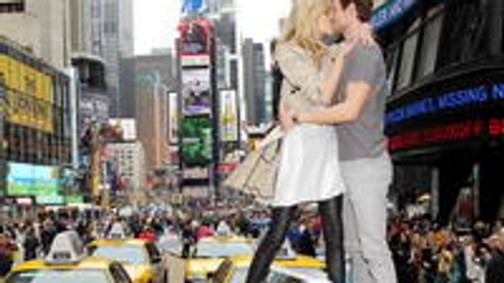 Forró csókkal állították meg a forgalmat