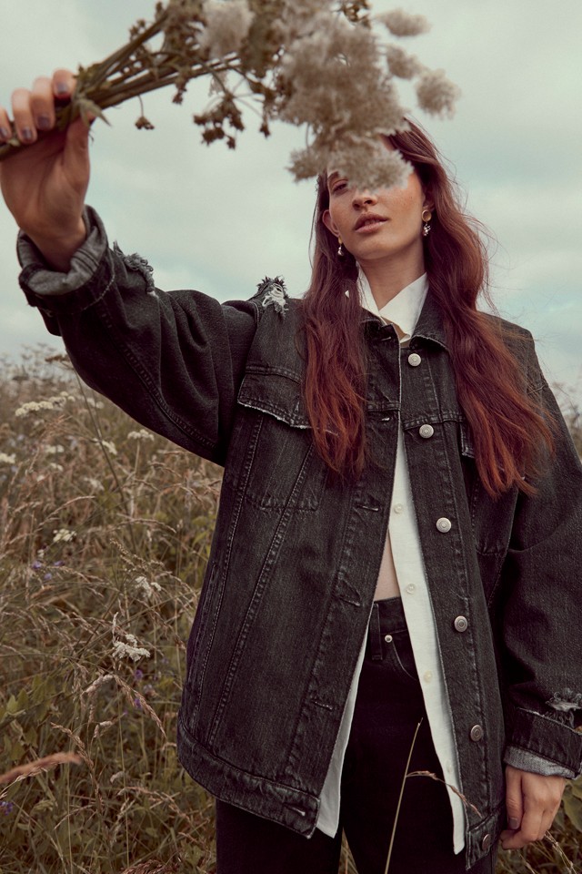 A szezon favoritja a farmer: inspirációk, hogy stílusosan viseld ősszel is