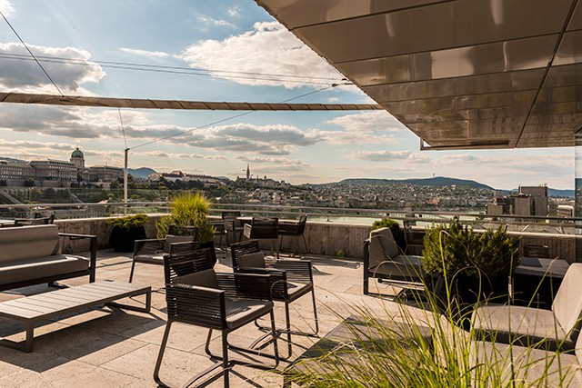 Új tetőterasz nyílt Budapesten, ahol azt érezheted tiéd a város