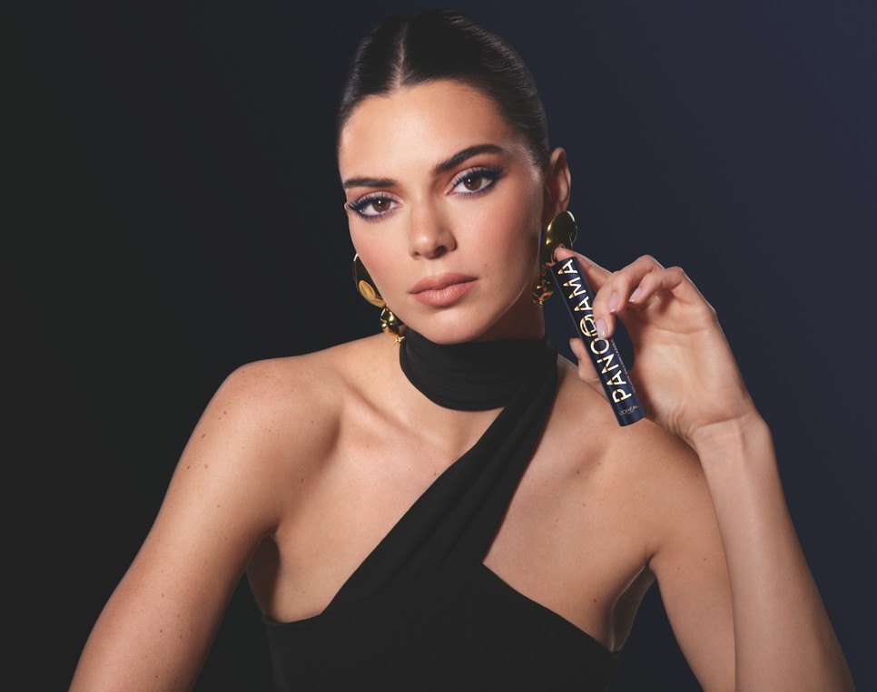 Kendall Jenner bizonyítja a L'Oréal Panorama Chromatic kampányában, hogy a színes szempilláké a jövő