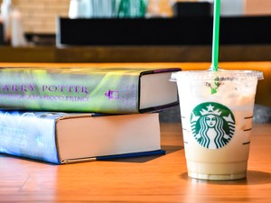 Könyvgyűjtő kampánnyal támogatja az esélyegyenlőséget és az olvasást a Starbucks