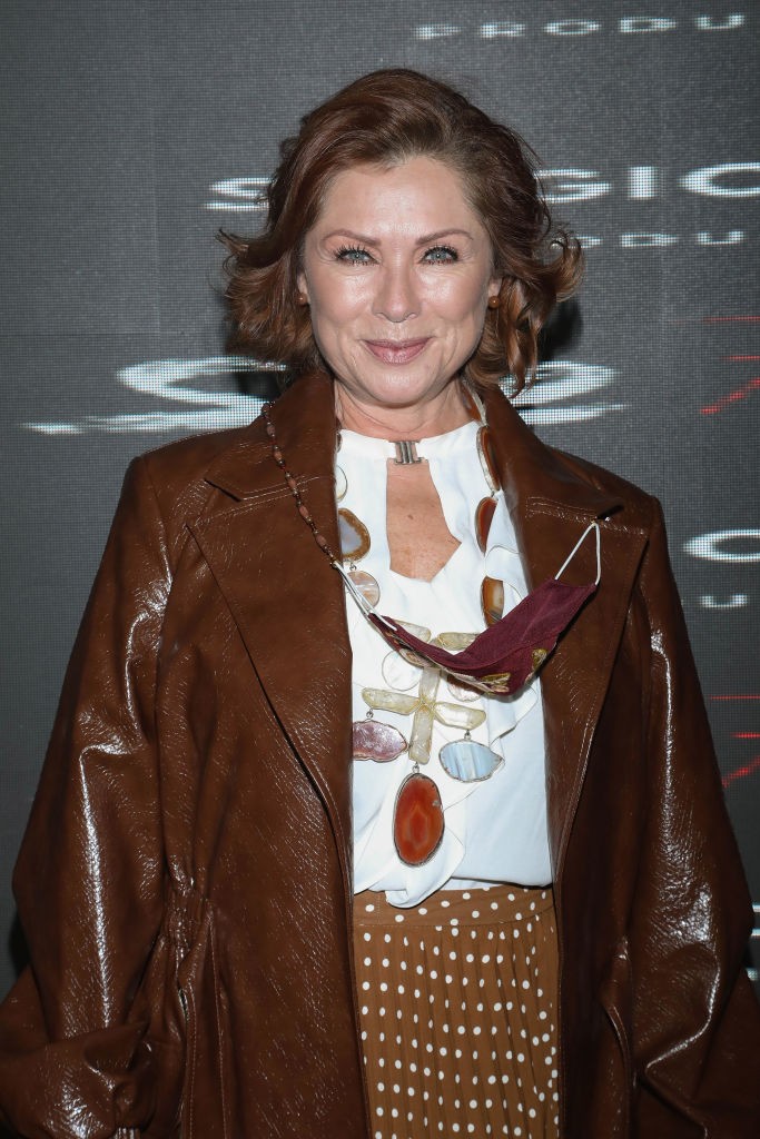 2021-ben, a Siete című műsor bemutatóján Leticia Calderón barnára festett hajjal, pöttyös szoknyában és egy oversized bőrdzsekiben jelent meg. Nem törekedett feltűnésre – mégis sugárzott belőle az a csendes magabiztosság, amit csak az élettapasztalat hozhat meg egy nő számára.