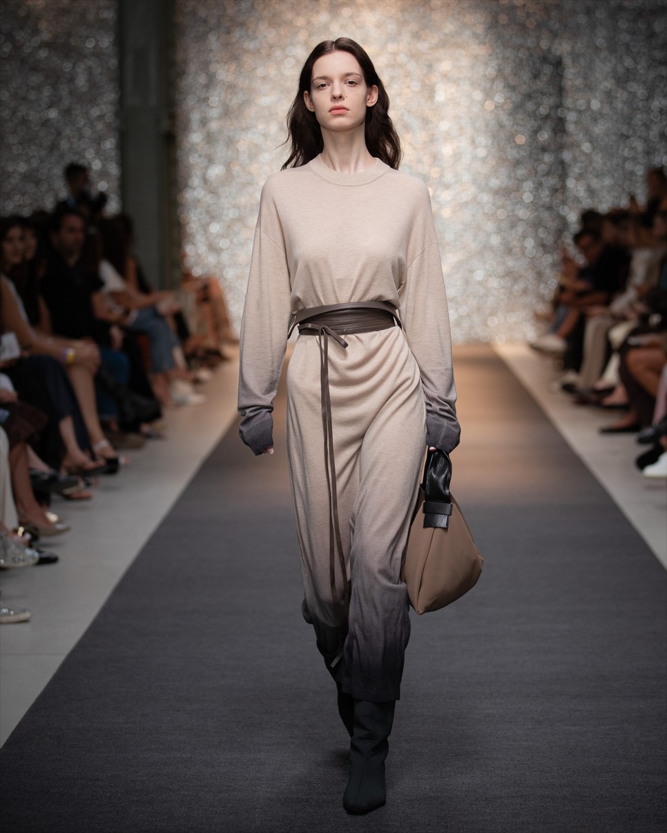 Könnyed, légies textúrák és finom árnyékok határozzák meg a Nanushka új kollekcióját