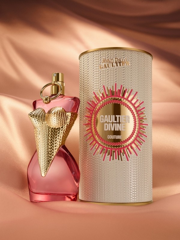 A Gaultier Divine Couture Eau de Parfum érzéki, gyümölcsös-ámbrás illata úgy öleli körbe viselőjét, akár egy alakot hangsúlyozó, testreszabott fűző. A szikrázó málna pimasz frissessége a habcsók meghökkentő édességével és az aranyló benzoin lágy melegségével találkozik, együttesen alkotva meg ezt a mágneses vonzerejű, vakmerő kompozíciót. - Divine Courure edp JEAN PAUL GAULTIER 39 490 Ft/30 ml - douglas.hu
