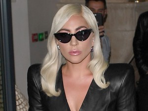 Lady Gaga a szeméremdombját is megvillantott a csupabőr dominacuccban